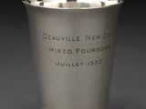 une vieille coupe en argent sur laquelle sont gravés les mots « Deaville, New York »