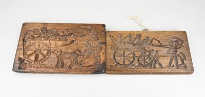 paire de plaques anciennes en bois sculpté représentant la vie d'un homme et d'une femme