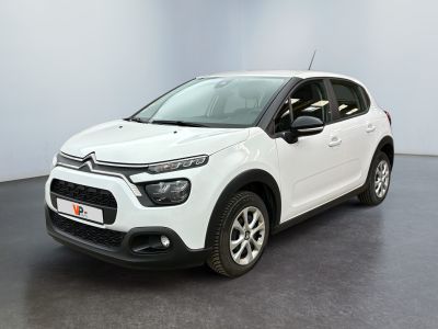 Une Citroën blanche est garée dans une pièce blanche