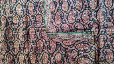 un gros plan sur une chemise à motifs