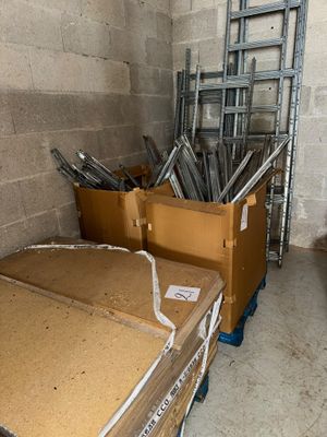 de nombreux cartons et une échelle dans une pièce