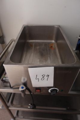un lavabo en acier inoxydable sur lequel est apposée une étiquette de prix