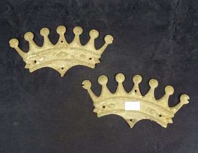 Paire de couronnes de Baron en métal long= 27, h= 13 (oxydat…