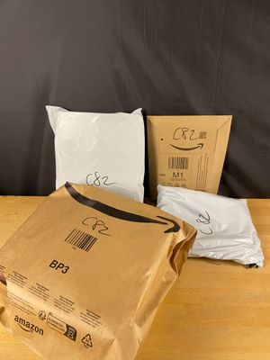 deux sacs de nourriture posés sur une table à côté d'un sac de nourriture