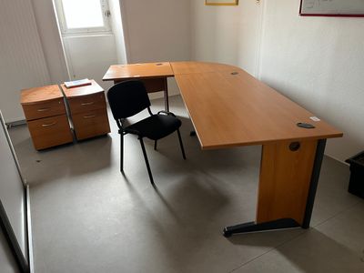 Bureau plat, avec retour, 2 caissons, chaise visiteur