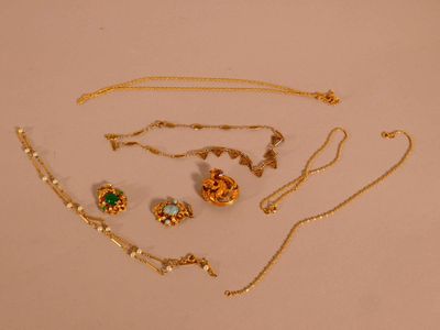 beaucoup de bijoux en or sur une surface blanche