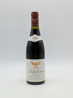 une bouteille de vin posée sur une table