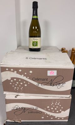 une bouteille de vin posée sur deux cartons