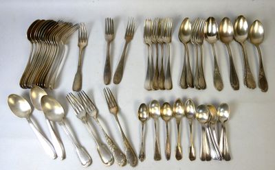 de nombreuses cuillères et fourchettes disposées sur la table
