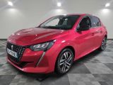 une voiture rouge est garée dans une pièce au sol en damier