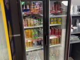 une glacière Coca-Cola posée dans un coin de la pièce