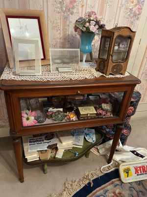 une petite table surmontée d'une vitrine