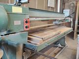 une machine qui travaille sur une pièce de bois