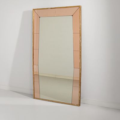 une image représentant un miroir dans une pièce aux murs blancs