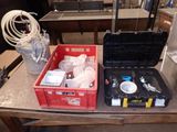 deux boîtes posées sur une table et contenant des outils