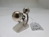 une paire de boucles d'oreilles plaquées argent posées sur un fond blanc, avec une étiquette de prix