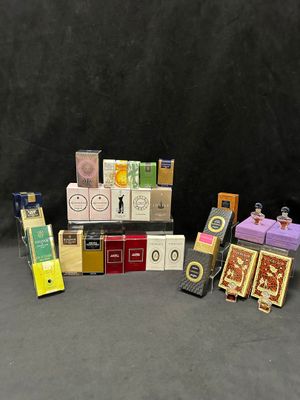 beaucoup de cigarettes différentes sur la table