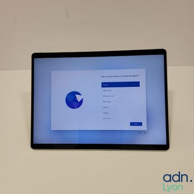 une tablette dont l'écran affiche une page Web