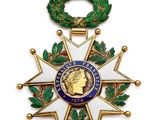 gros plan d'une médaille sur fond blanc
