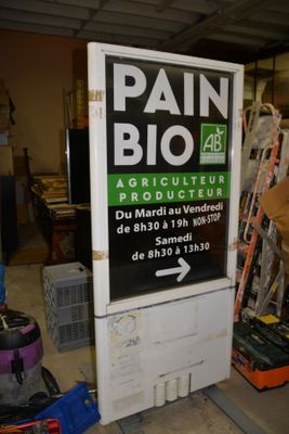 une pancarte portant l'inscription « Pain Bio » sur le côté d'un immeuble