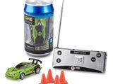 la voiture télécommandée se trouve à côté d'une canette de soda
