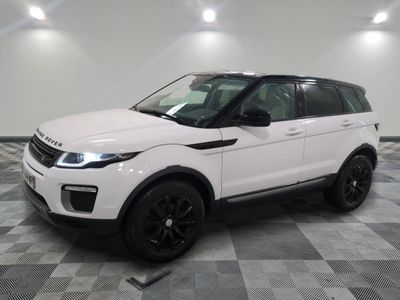Le Range Rover blanc est garé sur un sol en carrelage à damier.