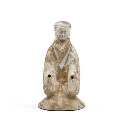 une vieille statue représentant un homme tenant un chien, sur fond blanc