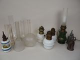 beaucoup de vases en verre et d'autres objets sur la table