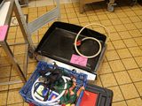 une valise posée sur une table