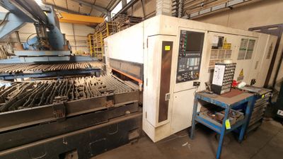 une machine qui travaille sur une pièce de métal