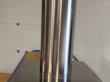 une plaque de cuisson en acier inoxydable avec une cheminée en métal