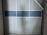 une photo d'une chambre avec un placard encastré
