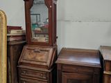 une commode, un miroir, une armoire à tiroirs et un miroir dans une pièce