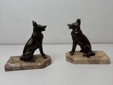 paire de figurines anciennes représentant des chiens, en bronze, sur des socles en marbre