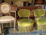 quatre chaises vertes posées sur une table en verre