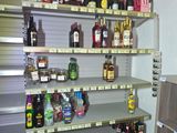 de nombreuses bouteilles d'alcool sur les étagères du magasin