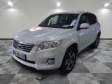 La Toyota RAV blanche est garée sur un sol à damier.