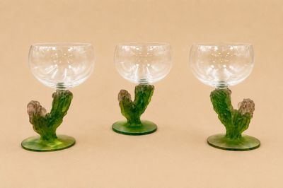 trois verres à vin empilés les uns sur les autres sur une table