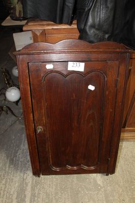 un meuble en bois surmonté d'une porte