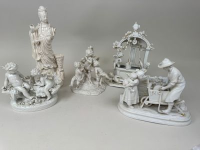 Plusieurs figurines représentant des personnages asiatiques sont exposées sur une surface blanche.