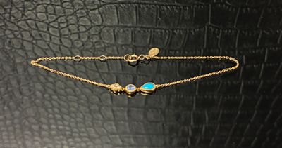 un bracelet en or orné d'une pierre turquoise