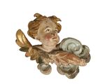 une figurine représentant un petit garçon tenant un oiseau