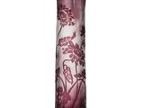 un vase violet orné d'un motif floral