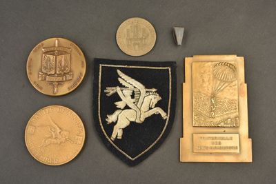 quelques pièces et une médaille sont posées sur une table