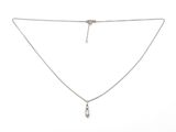 un collier en or blanc avec un pendentif en diamant au bout d'une chaîne