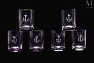 six verres à shot ornés d'ancres sur fond noir
