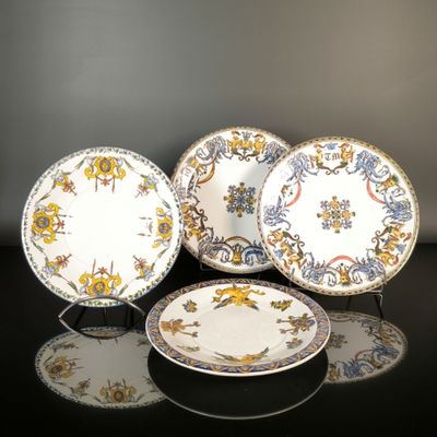 Trois assiettes sont posées sur une table à la surface noire.