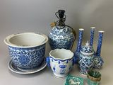 de nombreux vases et bols bleus et blancs sur la table
