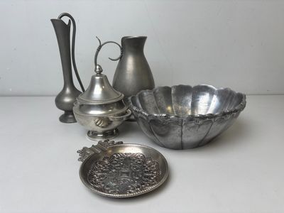 beaucoup d'objets en argent posés ensemble sur la table
