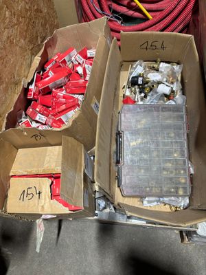 deux cartons d'objets hétéroclites posés sur le sol